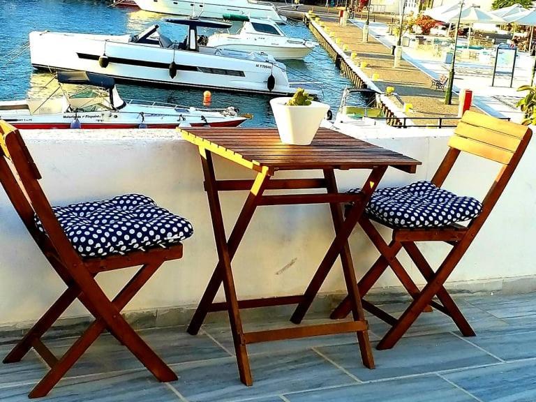 Yacht Front Apartment - Νο 2 イオス島 チョーラ エクステリア 写真