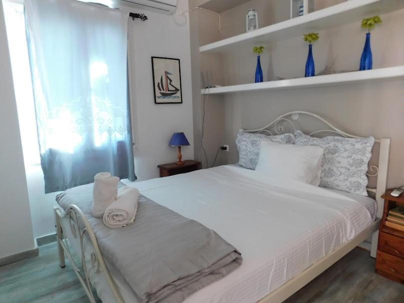 Yacht Front Apartment - Νο 2 イオス島 チョーラ エクステリア 写真